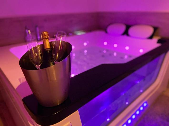 Chambre d’hôte pour 2 personnes, avec Jacuzzi à Cuges-les-Pins