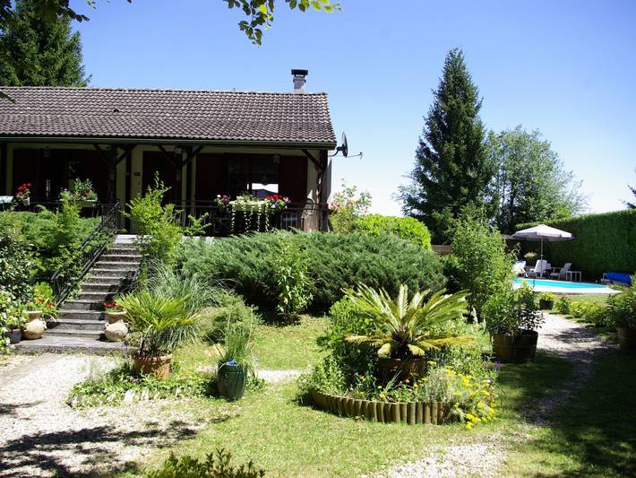 Location de vacances pour 6 personnes, avec jardin ainsi que terrasse et piscine, animaux acceptés à Thury