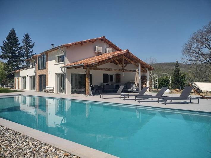 Location de vacances pour 14 personnes, avec terrasse et jardin ainsi que piscine et jacuzzi à Buzet-sur-Tarn