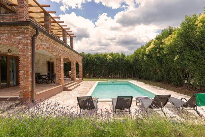 Location de vacances pour 8 personnes, avec Balcon et Terrasse ainsi que Jardin et Piscine
