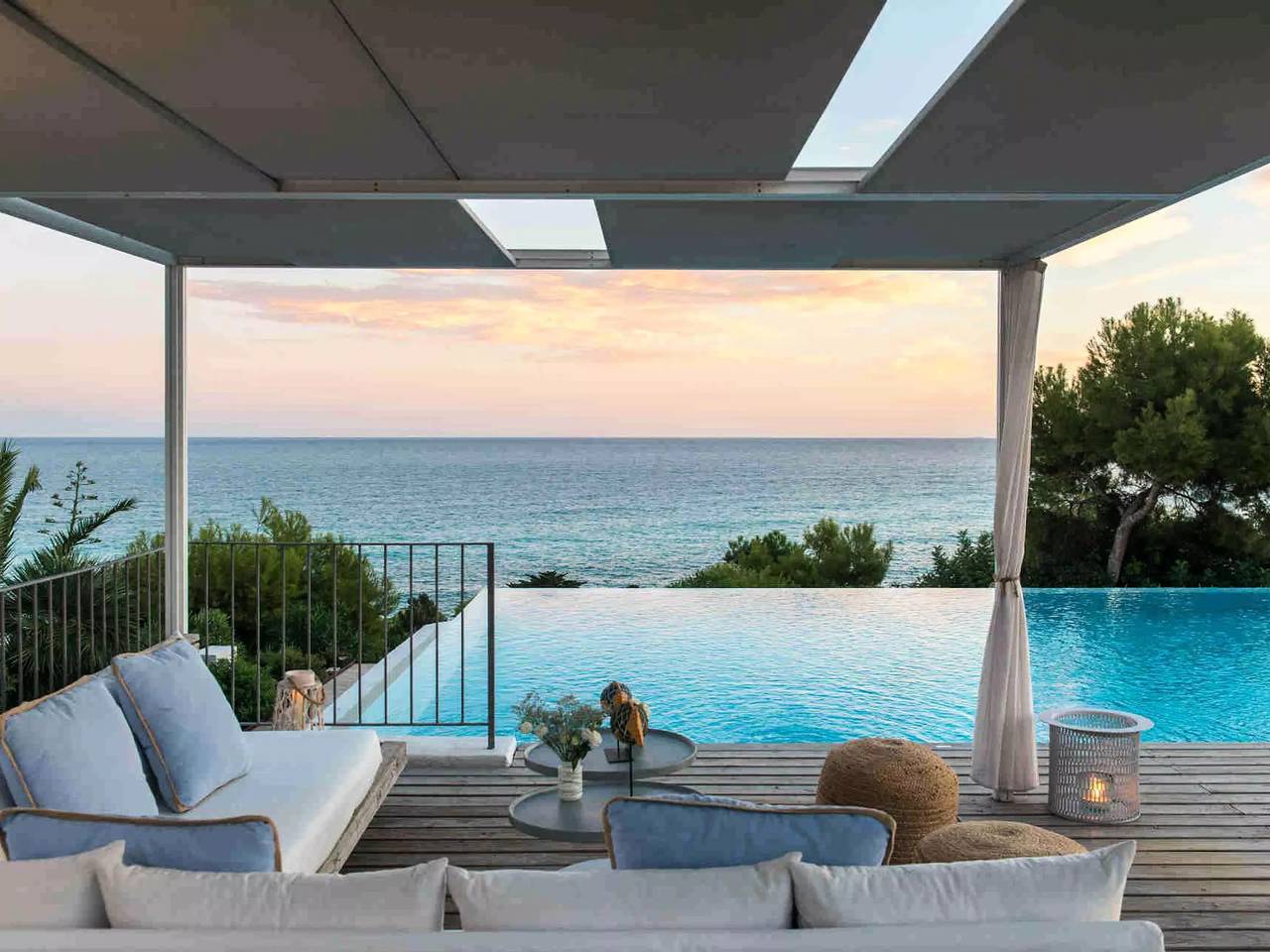 12 personas in Villanueva y Geltrú, Garraf