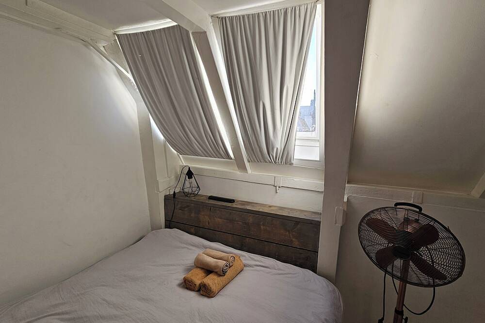 Two bedroom apartment in historic Canalhouse from 1618 - City centre in Dutch Coast