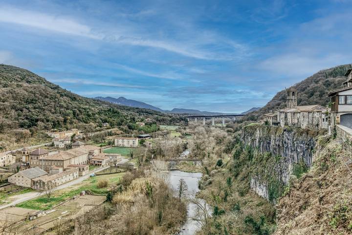 Ganze Wohnung, Ferienwohnung 'Comanegra' mit Bergblick, Wi-Fi und Klimaanlage in Castellfollit de la Roca, Garrotxa