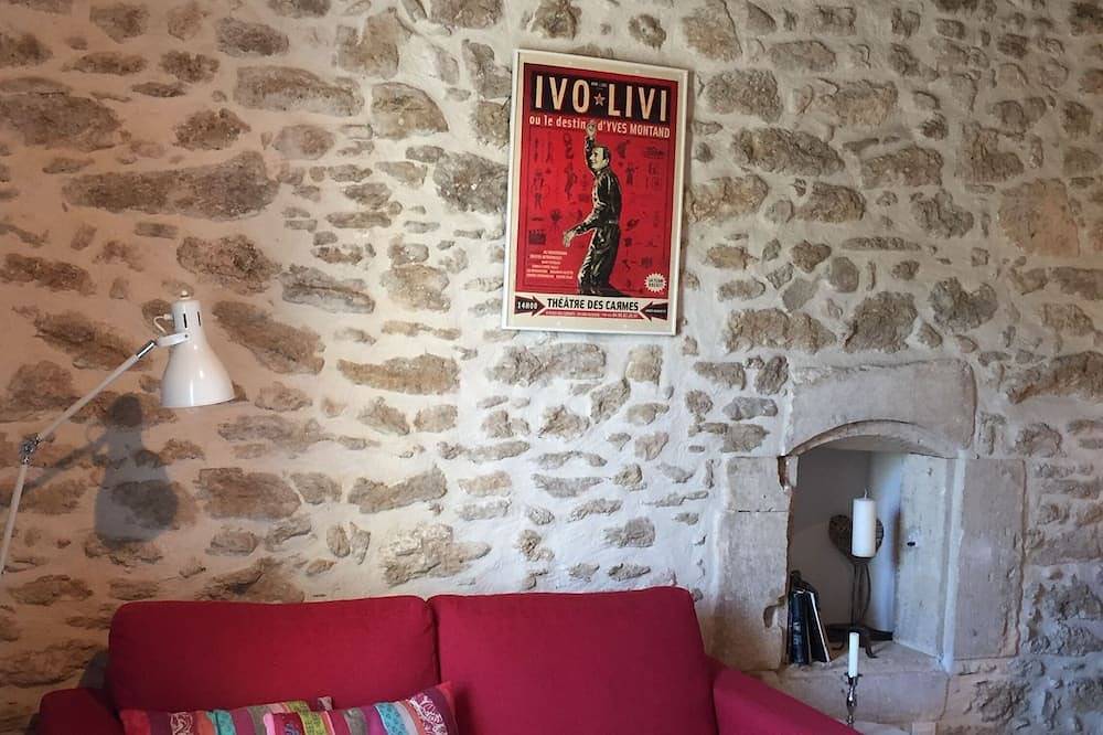Part of Résidence Lou Boulidou, former vineyard, now unique vacation rentals. in Maubec, Parque natural regional del Luberon
