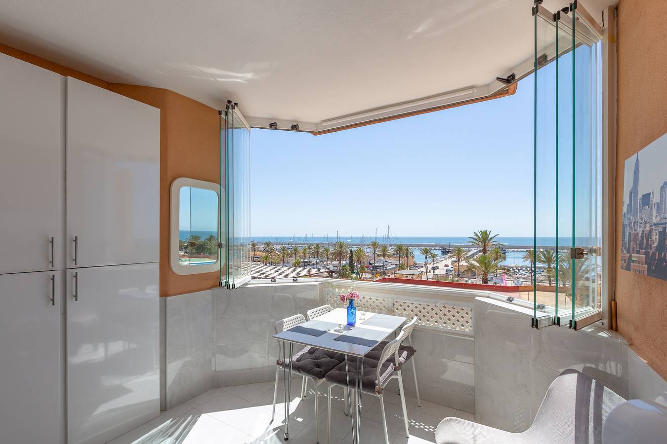 Entire studio, Studio Marina view apartment with Sea View, Pool & Wi-Fi in Fuengirola Centre, Fuengirola