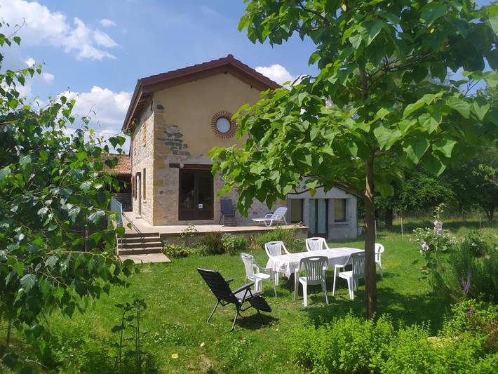 Location de vacances pour 8 personnes, avec Balcon ainsi que Terrasse et Jardin à Légny