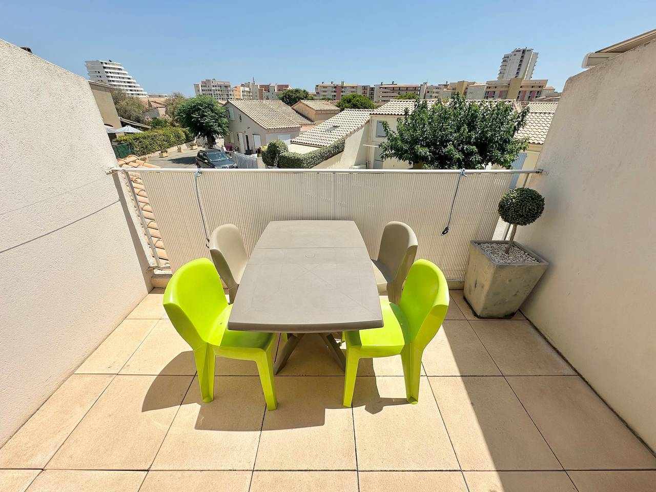 Entire apartment, Air-conditioned T2 apartment with terrace in Valras-Plage for 3 guests in Valras-Plage, Côte d'Améthyste