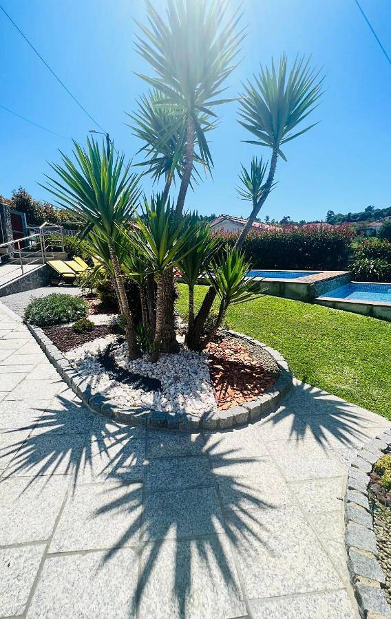 Location de vacances pour 6 personnes, avec jardin et piscine ainsi que vue et terrasse dans Paredes de Coura
