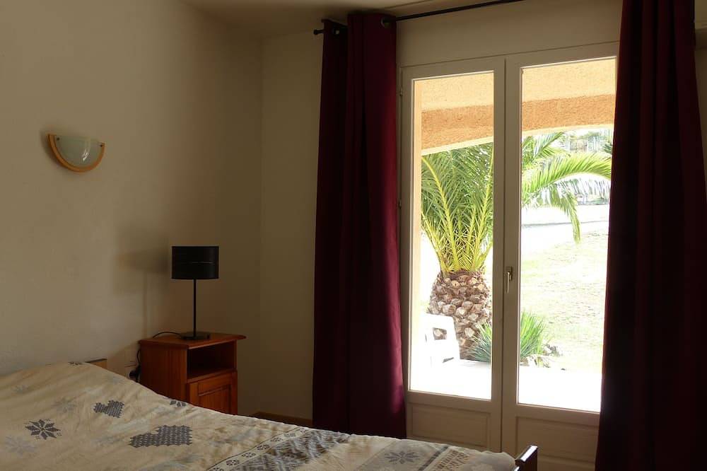Maison calme avec grand jardin et piscine près de Perpignan. in Estagel, Côte méditerranéenne (France)