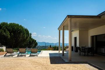 Cottage pour 6 personnes, avec jardin ainsi que vue et piscine à Lablachère