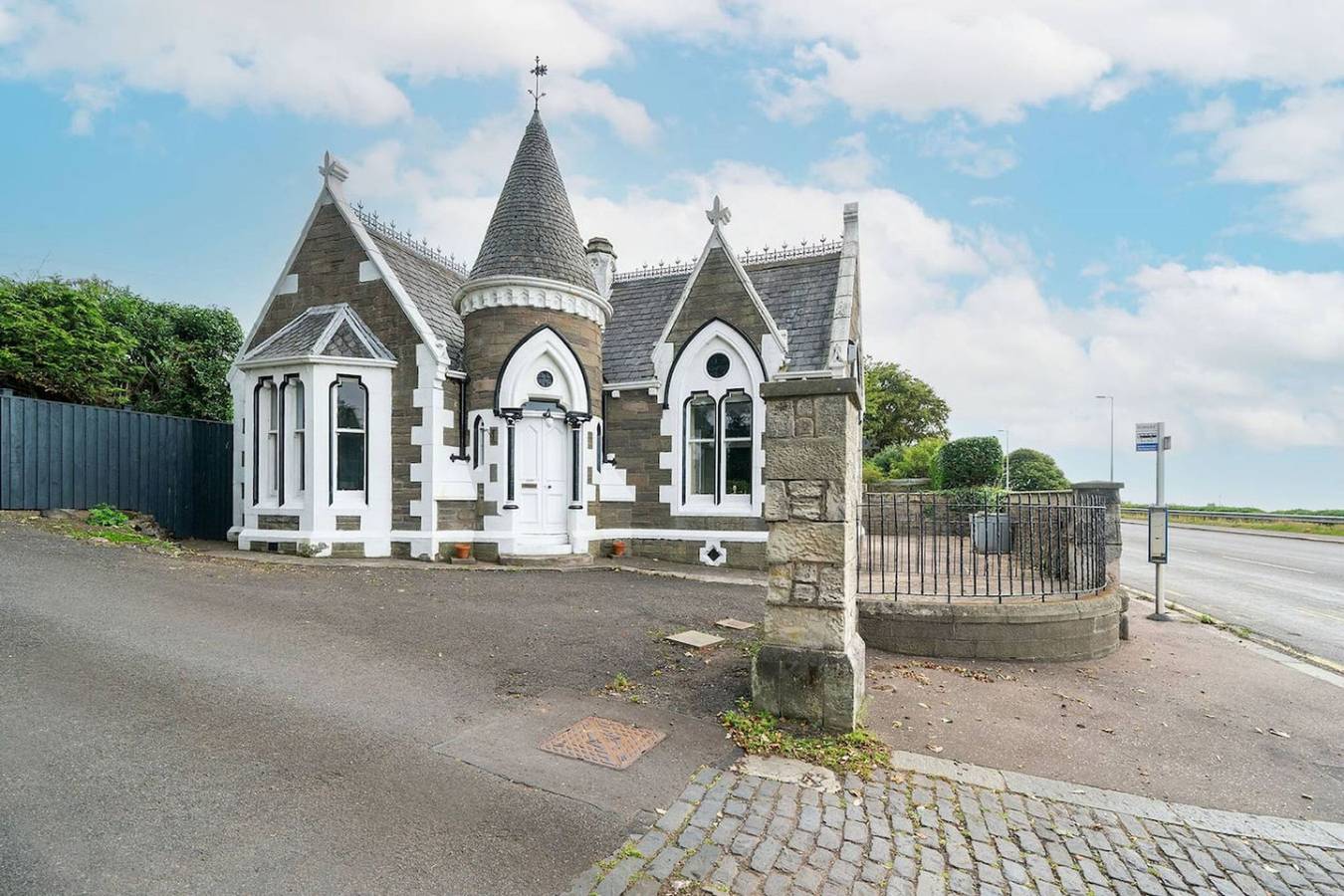 The Gate Lodge - Modern & Period, Combined in Dundee, Angus