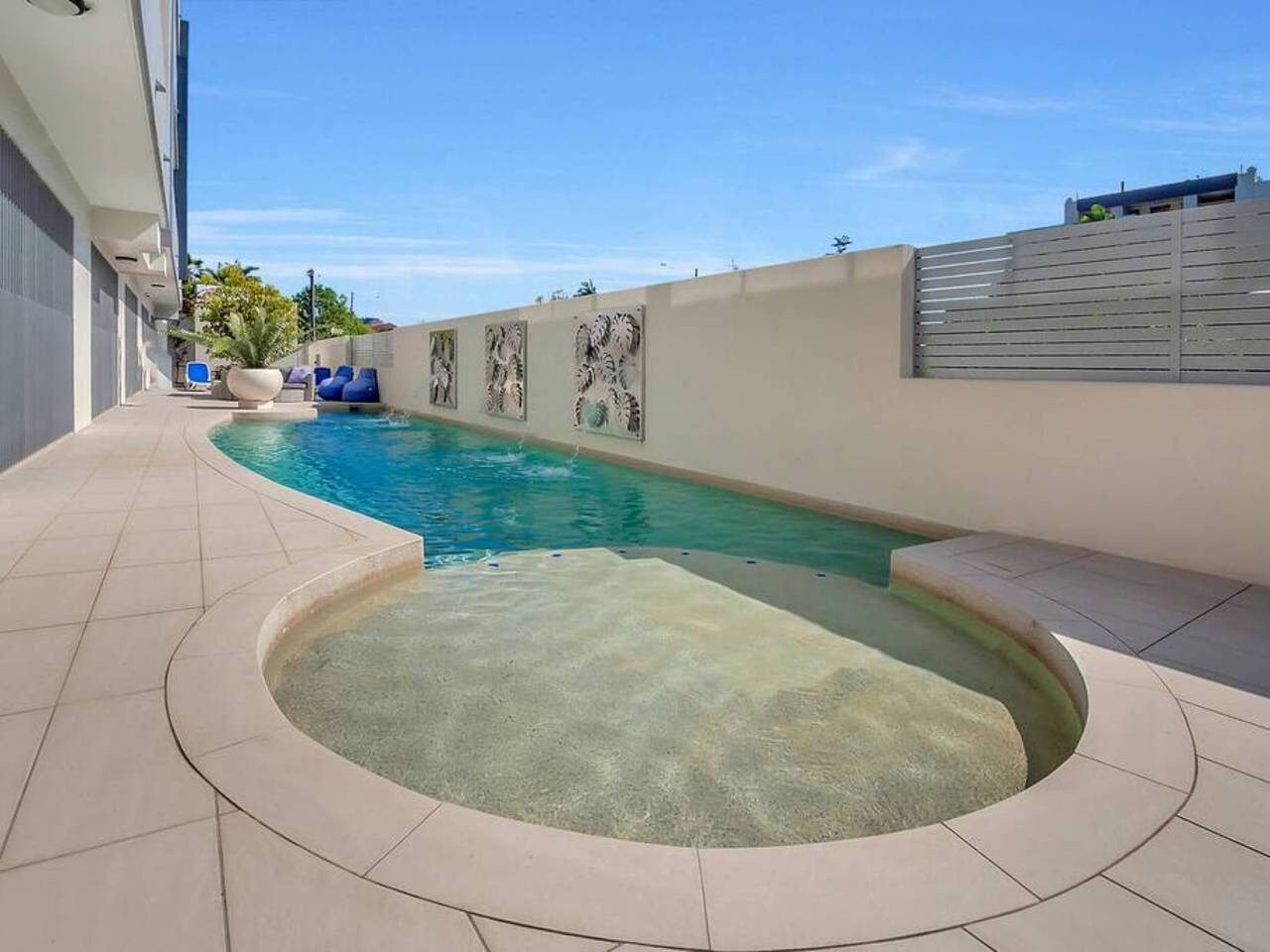 Ganze Wohnung, Küstennahes 2-Bett-Apartment mit Parkplatz und Pool am Meer in Cairns North, Cairns