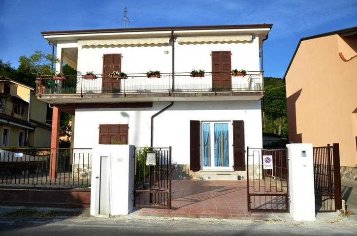Casa vacanza per 5 persone, con Terrazza e Giardino nonché Panorama a Bocca di Magra