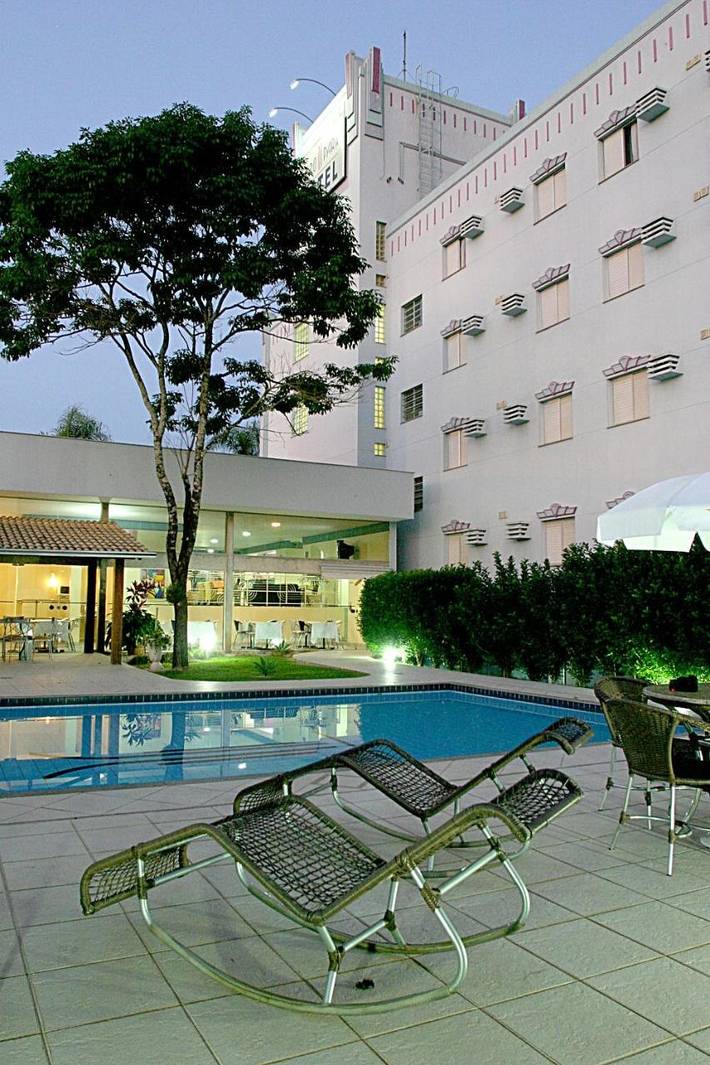 Pousadas para 2 pessoas, com vista e piscina e ainda jardim em Londrina