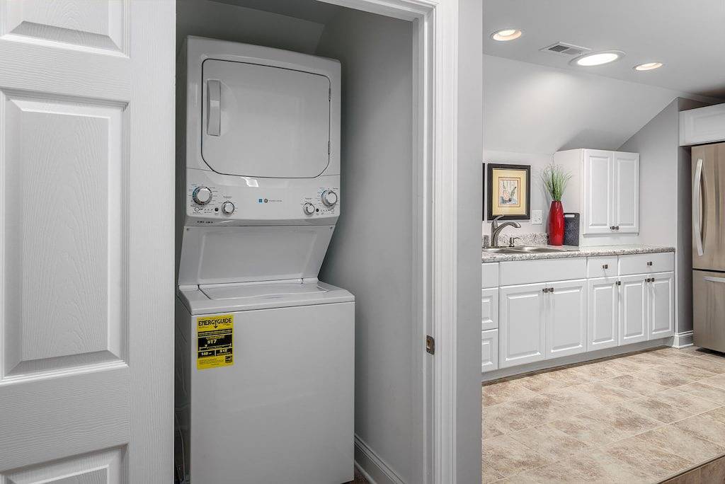 2 bed/2 bath with Lr, Dr, Kitchen, Laundry & Deck. Parties are not allowed. in High Point, Guilford County