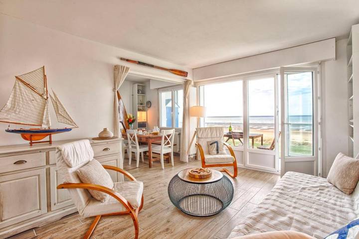 Gîte pour 4 personnes, avec terrasse ainsi que jardin et vue dans Plage du Hôme - 4