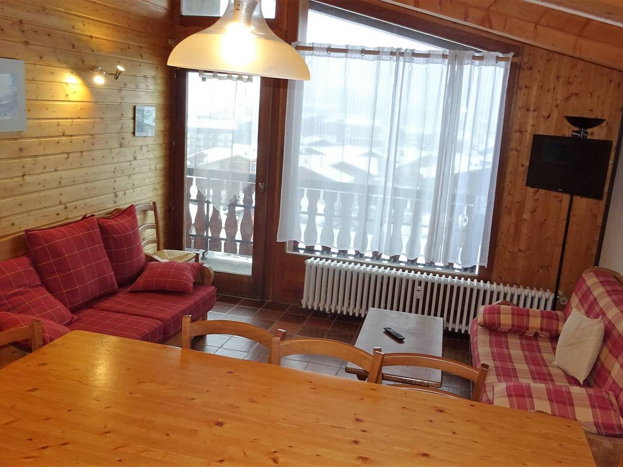 Entire apartment, 5-room apartment for 11 people in Les Gets, near slopes and shops in Les Gets, Les Portes du Soleil