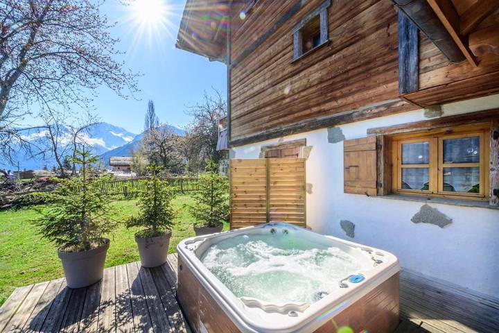 Gîte pour 10 personnes, avec vue ainsi que jardin et sauna, animaux acceptés dans Courchevel 1300 (Le Praz) - 3