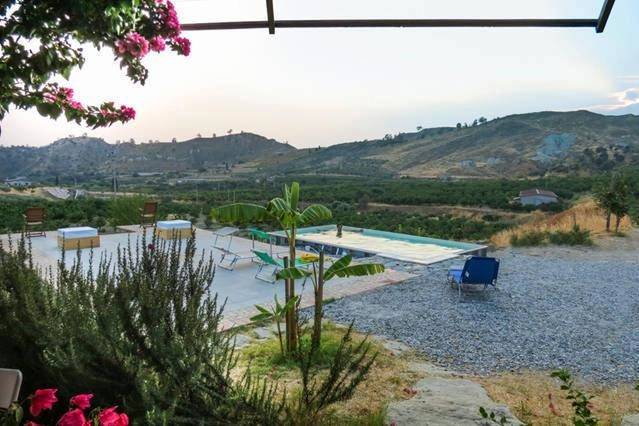 Location de vacances pour 6 personnes, avec piscine ainsi que vue et jardin, animaux acceptés à Bova Marina - 4