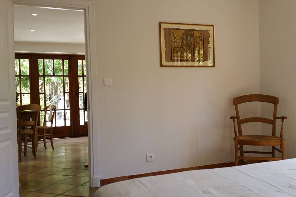 Ganze Wohnung, Apartment-Apartment-Ensuite-Blick auf den Hof in La Colle-sur-Loup, Mittelmeerküste (Frankreich)