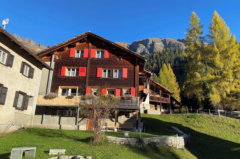 Ganze Wohnung, Ferienwohnungen Jörihus A&B, (Medels). in Rheinwald, Hinterrhein