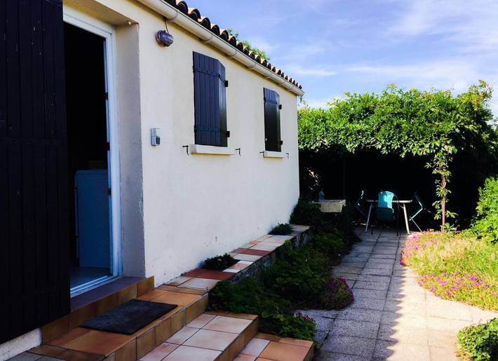 Gîte pour 4 personnes, avec piscine ainsi que terrasse et jardin à Saint-Andéol-de-Vals