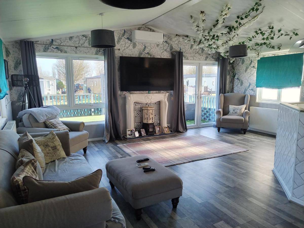Large double sized lodge ideal for furry friends to stay in Northampton, Northamptonshire