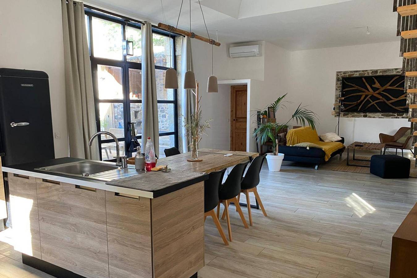 2 Bed House Sleeps 4 - Pets Ok - Pool - Fireplace in Saint-Clément, Région de Nîmes