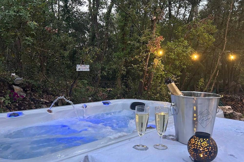 Maison familiale Climatisée avec Piscine et Spa. Au bord de la foret. in Le Luc, Région de Draguignan