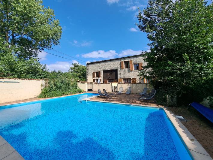 Gîte pour 4 personnes, avec piscine à Saint-Pierre-de-Juillers