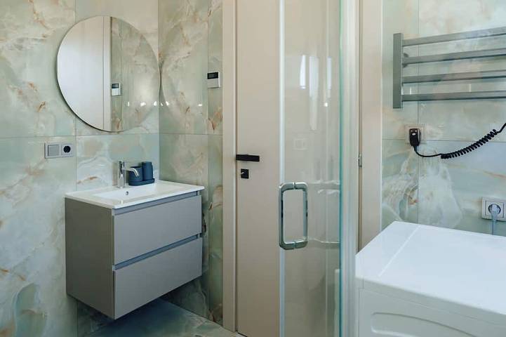 Ganze Wohnung, Fischers Apartment 5 – Neubau 2026 1-Schlafzimmer Klima Balkon Parkplatz See 1km in Starnberg, Starnberger See