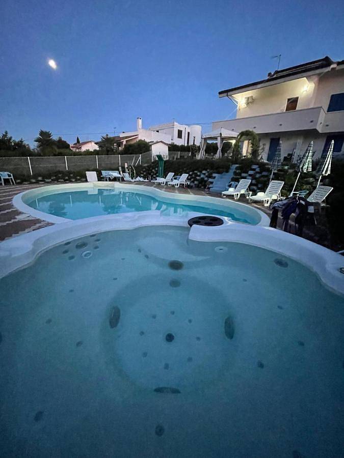 Casa vacanza per 2 persone, con Terrazza e Idromassaggio nonché Giardino e Piscina a San Costanzo