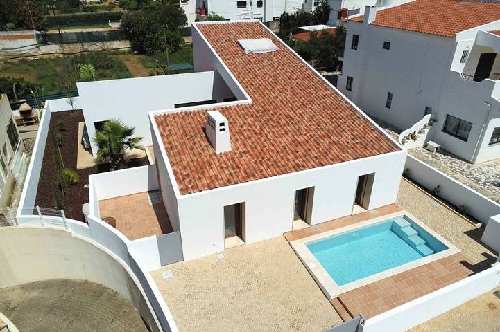 Brand New Villa with Private Pool and Lovely Garden near the beach. in Alvor, Faro Distrikt