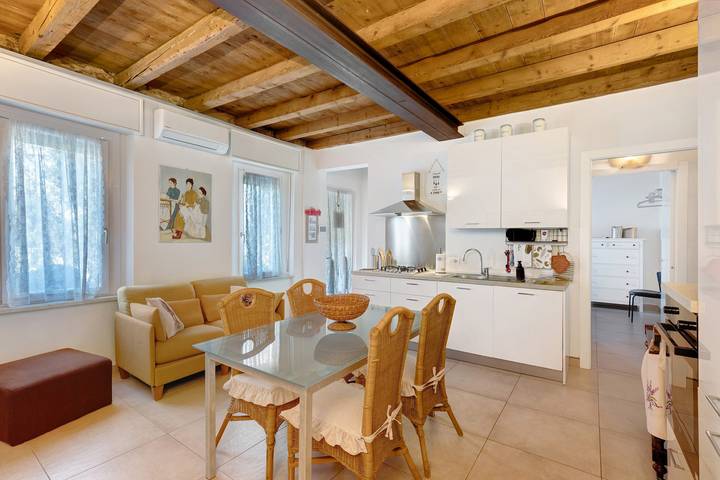 Entire apartment, Apartment 'Les Amis' with Private Garden, Wi-Fi and Air Conditioning in Peschiera del Garda, Garda Mountains