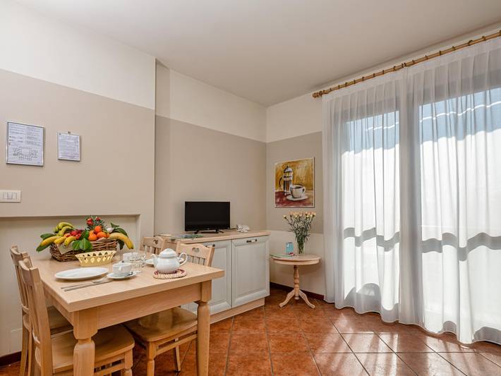 Appartamento intero, Appartamento vacanze per 4 persone con idromassaggio in Castelnuovo del Garda, Prealpi Gardesane