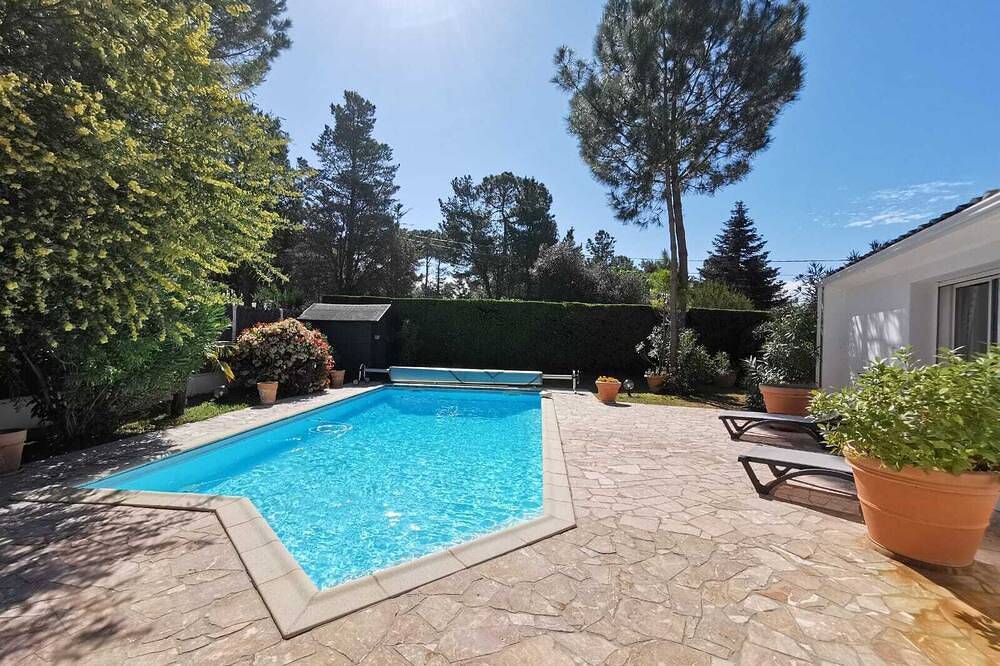 Piscine Et Spa Entre Mer Et Pins in Saint-Jean-de-Monts, Vendée