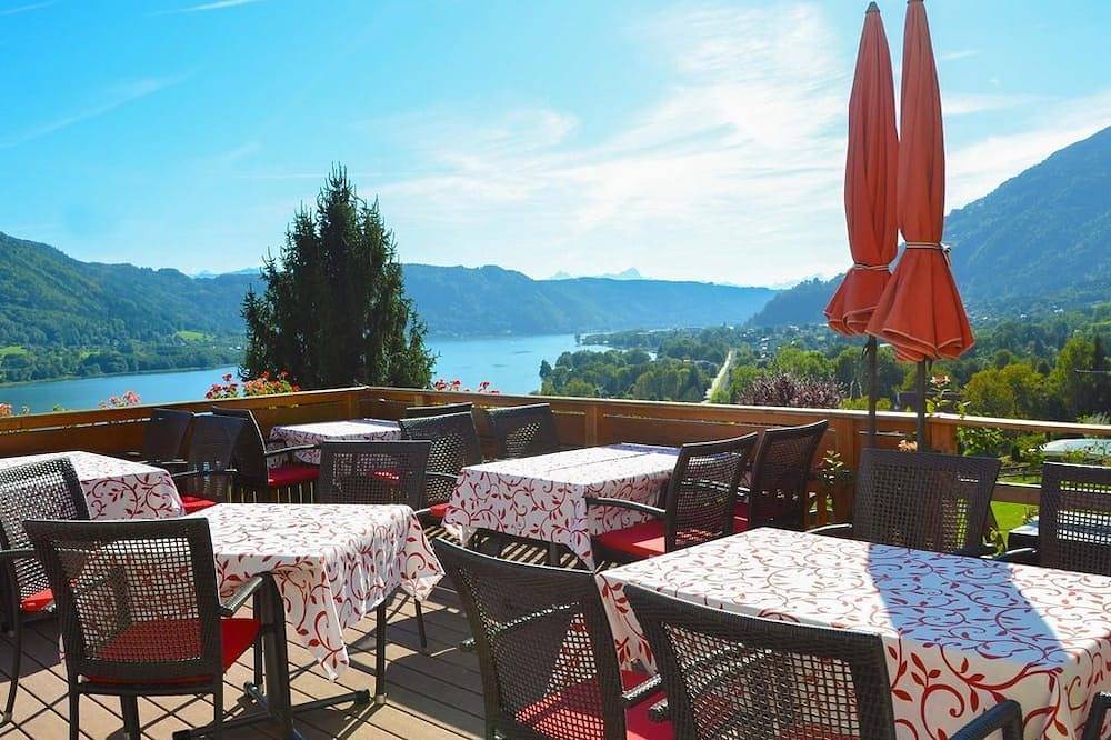 Doppelzimmer, Dusche/Wc z. T. getrennt im Zimmer - Hotel Ossiacher See**** in Steindorf am Ossiacher See, Oberkärnten