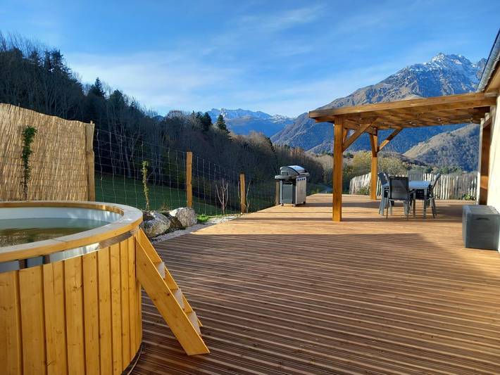Gîte pour 8 personnes, avec terrasse ainsi que jardin et jacuzzi