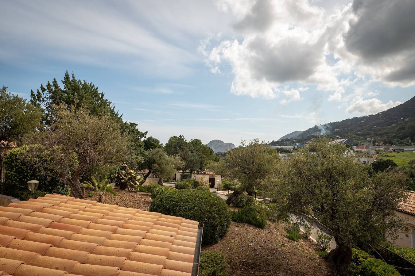 Appartamento intero, 'Cefalù Seaside Pool Villa' con piscina condivisa, Wi-Fi e Aria Condizionata in Mazzaforno, Cefalù (Comune)