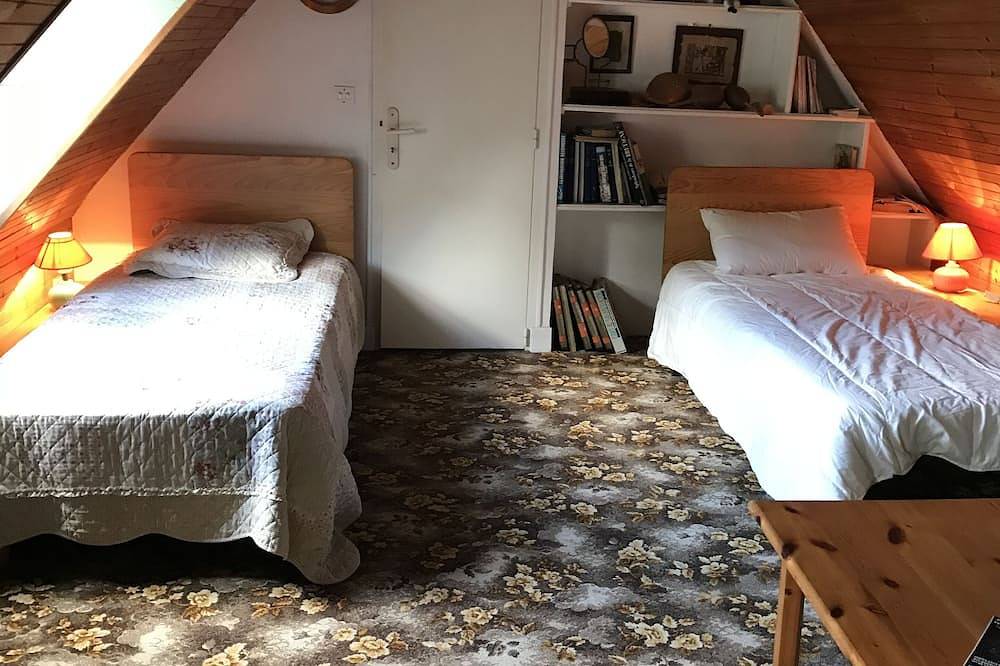 Detached Breton house 6 Pers quiet, garden, near Cote de Granit Rose in Rospez, Lannion region