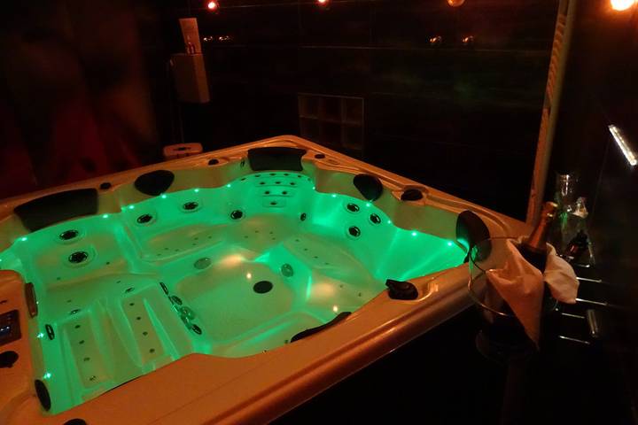 Gîte pour 4 personnes, avec jardin et piscine ainsi que jacuzzi et terrasse à Nîmes - 3