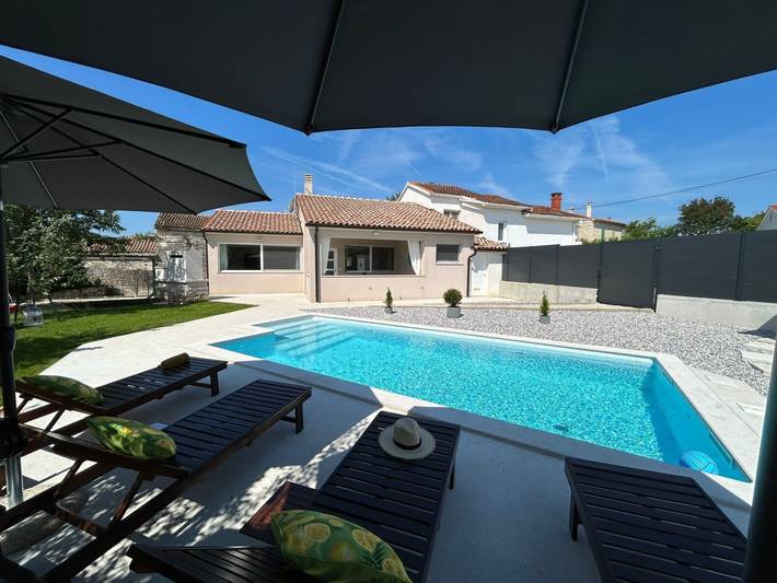 Ferienhaus für 4 Personen, mit Terrasse und Garten sowie Pool in Režanci