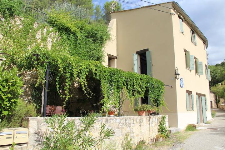 Gîte pour 4 personnes, avec jardin à La Penne-sur-l'Ouvèze