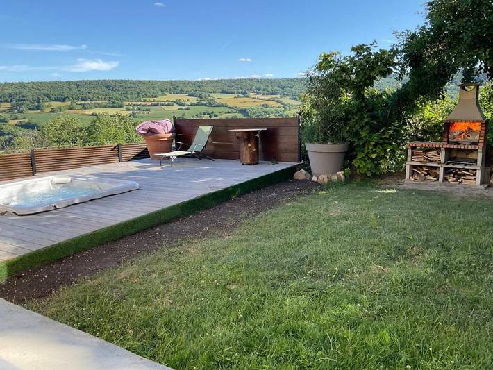 Location de vacances pour 7 personnes, avec Jacuzzi et Terrasse ainsi que Jardin et Vue à Chanonat
