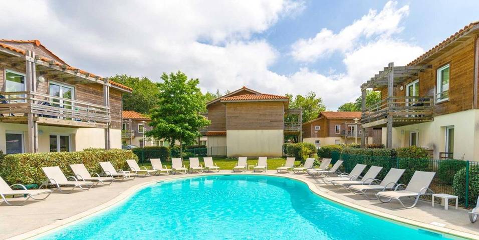 Appartement de vacances pour 6 personnes, avec vue ainsi que piscine et terrasse