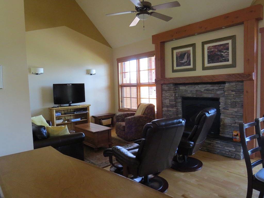 Ski-in-Ski-out, privater Whirlpool, geräumige Endeinheit, Panoramablick in Kicking Horse