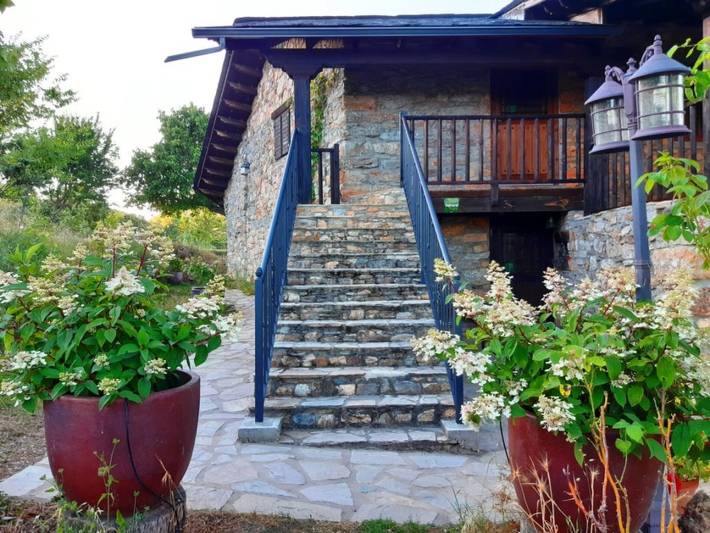 Casa de vacaciones para 5 personas, con Balcón y Terraza además de Jardín y Vistas en El Bierzo