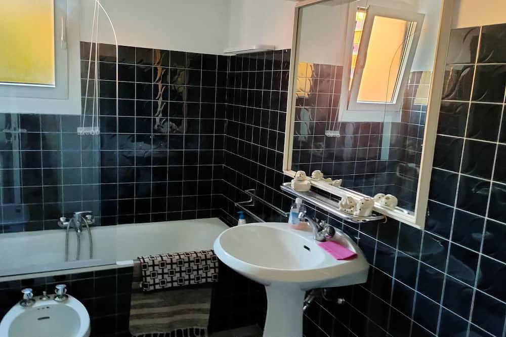 Appartement entier, Studio clair, wifi, parking, piscine, plage in Roquebrune-Cap-Martin, Côte méditerranéenne (France)