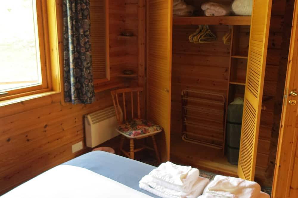 Pine Lodge Cosy Cabin With 2 Bedrooms. Open all year. 15 miles from Fort William in Highlands