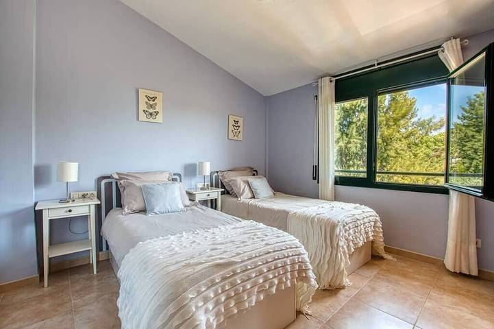 Location de vacances pour 8 personnes, avec jardin ainsi que piscine et jacuzzi dans Bonmont Terres Noves - 4